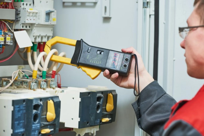 измерение DC тока клещами особенности